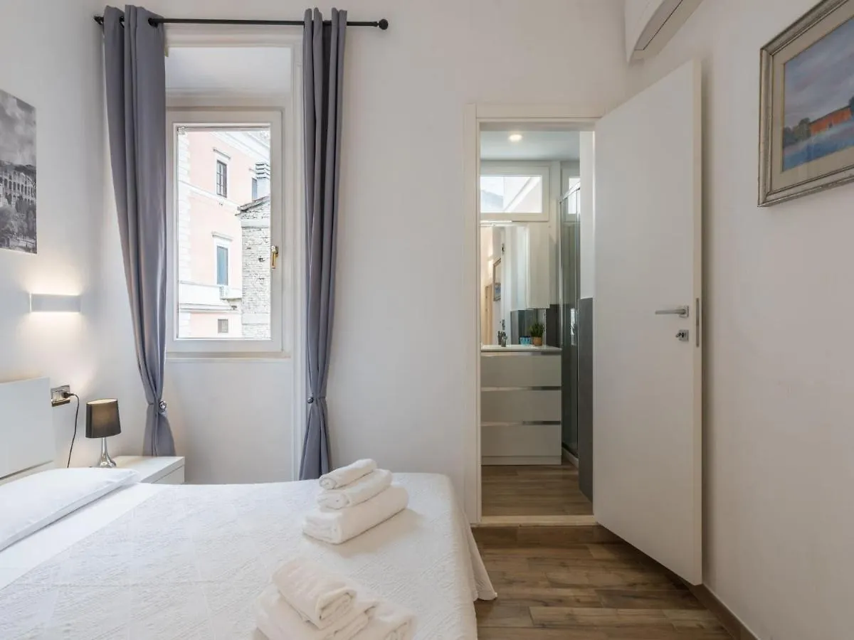 The Best Rent - Elegant Three-Bedroom Apartment A Few Steps From Fontana Di Trevi  로마