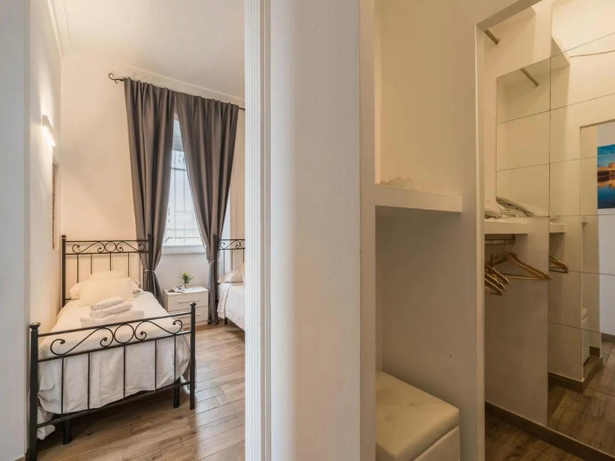 The Best Rent - Elegant Three-Bedroom Apartment A Few Steps From Fontana Di Trevi  로마