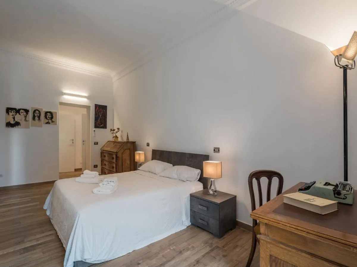 The Best Rent - Elegant Three-Bedroom Apartment A Few Steps From Fontana Di Trevi Italy