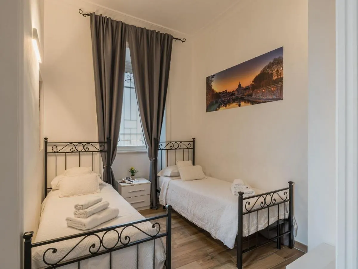 The Best Rent - Elegant Three-Bedroom Apartment A Few Steps From Fontana Di Trevi Italy