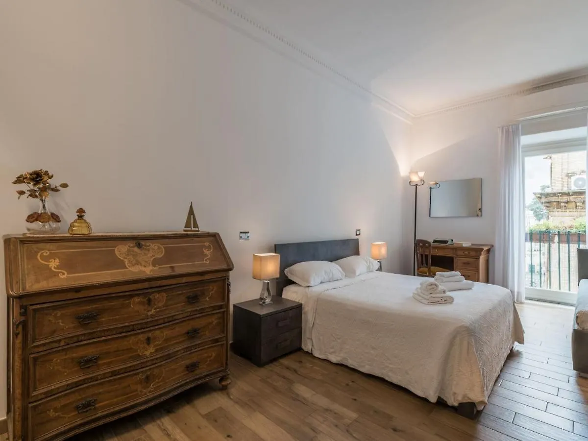 The Best Rent - Elegant Three-Bedroom Apartment A Few Steps From Fontana Di Trevi Italy