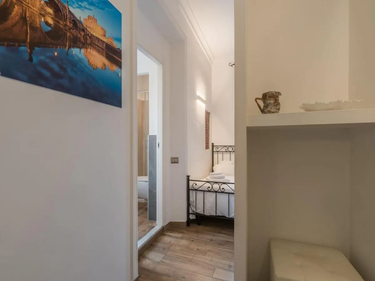The Best Rent - Elegant Three-Bedroom Apartment A Few Steps From Fontana Di Trevi Italy