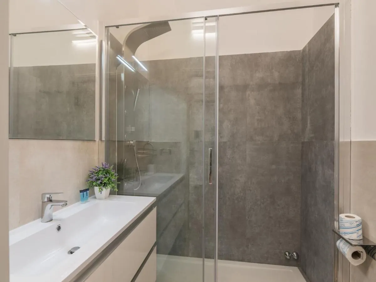 The Best Rent - Elegant Three-Bedroom Apartment A Few Steps From Fontana Di Trevi Italy